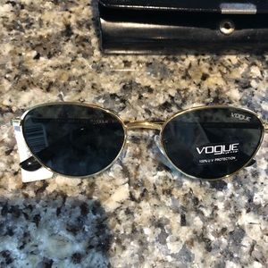 New vogue woman’s sunglasses with tag